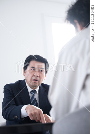 警察などの取り調べなど尋問や圧迫面接やパワハラのイメージ 警察などの取り調べなど尋問や圧迫面接やパワハラのイメージ 121129405