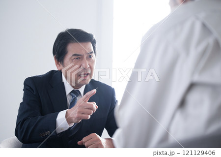 警察などの取り調べなど尋問や圧迫面接や会社のパワハラのイメージ 指差しで怒る 警察などの取り調べなど尋問や圧迫面接や会社のパワハラのイメージ 指差しで怒る 121129406