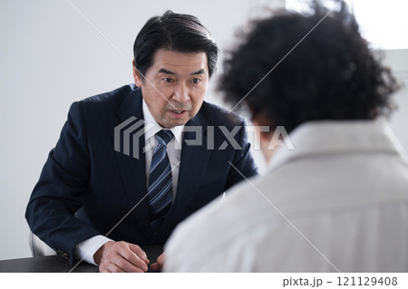 警察などの取り調べなど尋問や圧迫面接やパワハラのイメージ 121129408