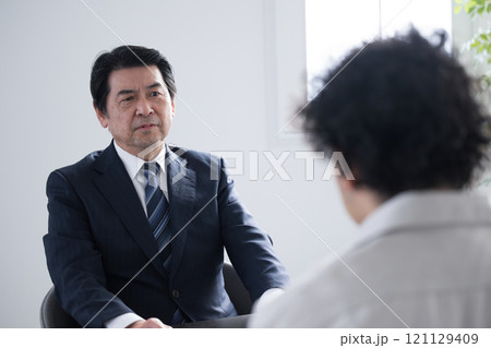 圧迫面接やパワハラ、警察などの取り調べなど尋問などのイメージ 圧迫面接やパワハラ、警察などの取り調べなど尋問などのイメージ 121129409