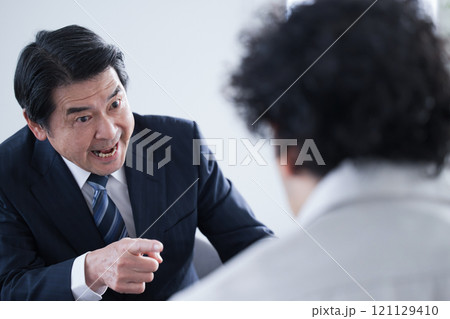 圧迫面接やパワハラ、警察などの取り調べなど尋問などのイメージ 121129410