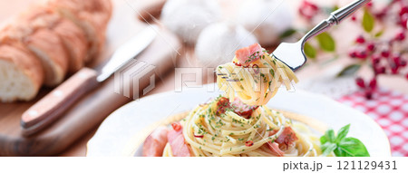 ベーコンとウインナーのペペロンチーノ スパゲティ 121129431