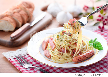 ベーコンとウインナーのペペロンチーノ スパゲティ 121129438