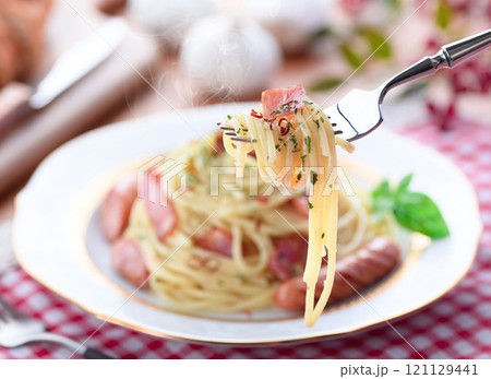 ベーコンとウインナーのペペロンチーノ スパゲティ 121129441