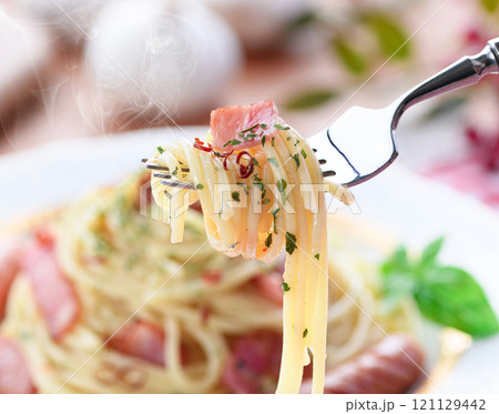 ベーコンとウインナーのペペロンチーノ スパゲティ 121129442