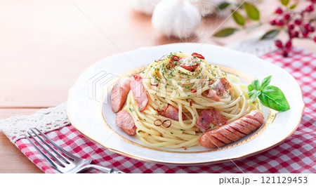 ベーコンとウインナーのペペロンチーノ スパゲティ 121129453
