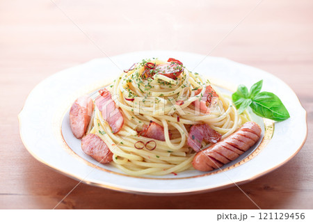 ベーコンとウインナーのペペロンチーノ スパゲティ ベーコンとウインナーのペペロンチーノ スパゲティ 121129456