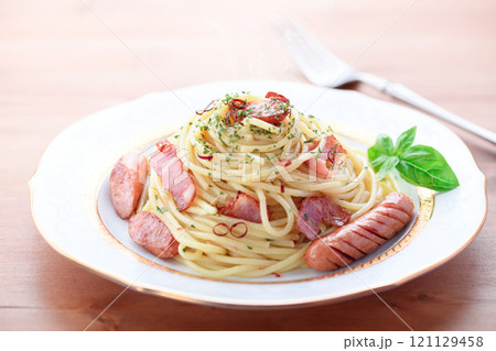 ベーコンとウインナーのペペロンチーノ スパゲティ 121129458