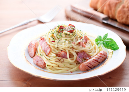 ベーコンとウインナーのペペロンチーノ スパゲティ 121129459