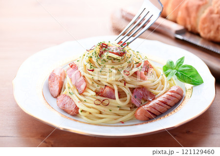 ベーコンとウインナーのペペロンチーノ スパゲティ 121129460