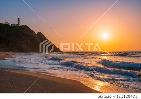 角田浜の夕暮れ 121129473