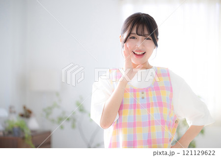保育士や介護士、ベビーシッター、家事代行などの転職や求人のイメージ カメラ目線 応援や呼ぶイメージ 保育士や介護士、ベビーシッター、家事代行などの転職や求人のイメージ カメラ目線 応援や呼ぶイメージ 121129622