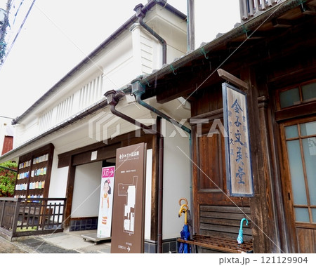 童謡詩人 金子みすゞ記念館の入口の風景 山口県長門市仙崎 童謡詩人 金子みすゞ記念館の入口の風景 山口県長門市仙崎 121129904