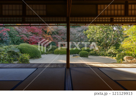 秋の京都　詩仙堂　書院から見る紅葉の庭園 121129913