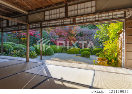 秋の京都　詩仙堂　書院から見る紅葉の庭園 121129922