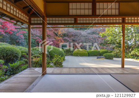 秋の京都　詩仙堂　書院から見る紅葉の庭園 121129927