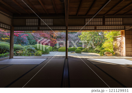 秋の京都　詩仙堂　書院から見る紅葉の庭園 121129931