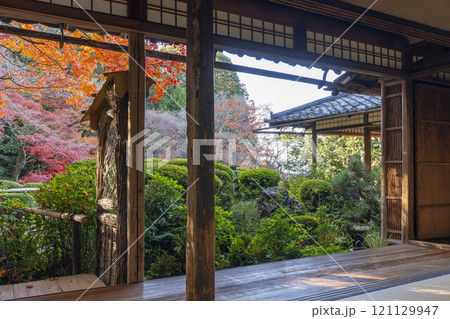 秋の京都 詩仙堂 詩仙の間から見る紅葉の庭園 秋の京都 詩仙堂 詩仙の間から見る紅葉の庭園 121129947