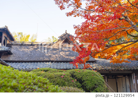 秋の京都　詩仙堂　紅葉に包まれた嘯月楼 121129954
