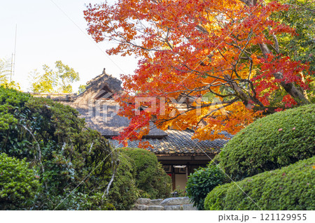秋の京都　詩仙堂　紅葉に包まれた嘯月楼 121129955