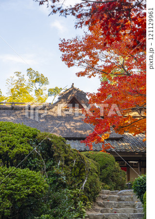 秋の京都　詩仙堂　紅葉に包まれた嘯月楼 121129961