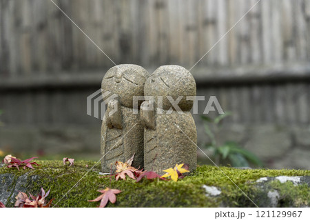 秋の詩仙堂 苔むした庭園にたたずむ愛らしいお地蔵様 秋の詩仙堂 苔むした庭園にたたずむ愛らしいお地蔵様 121129967