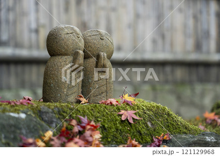 秋の詩仙堂 苔むした庭園にたたずむ愛らしいお地蔵様 秋の詩仙堂 苔むした庭園にたたずむ愛らしいお地蔵様 121129968