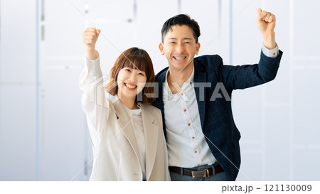 ガッツポーズをする笑顔のビジネスマン男女 121130009