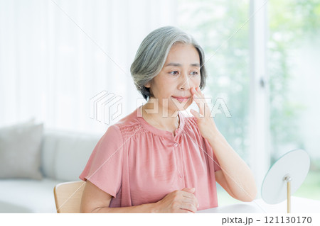 スキンケアをするシニア女性 スキンケアをするシニア女性 121130170
