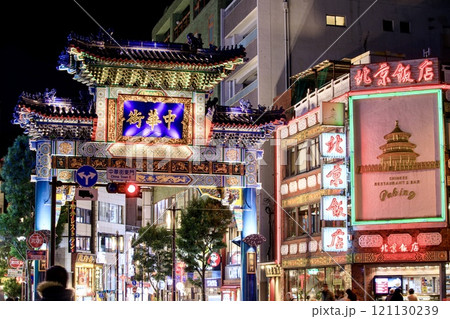 横浜市、横浜中華街の夜景(朝陽門) 横浜市、横浜中華街の夜景(朝陽門) 121130239