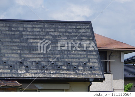 スレート屋根の劣化した様子 121130564