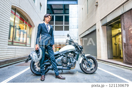 若いビジネスマンと大型バイク　渋谷　宮益坂 121130679