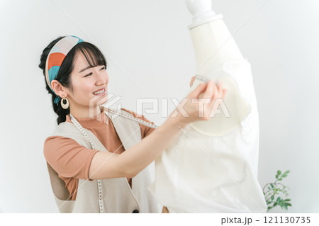 洋服をメジャーで採寸するファッション・アパレル・スタイリスト・ショップ店員・ファッションデザイナー 洋服をメジャーで採寸するファッション・アパレル・スタイリスト・ショップ店員・ファッションデザイナー 121130735