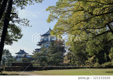 伊賀上野城の天守閣と小天守閣と青空	 121131020