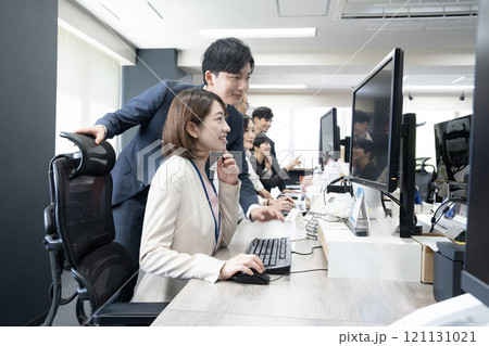 オフィスで仕事をする6名のスタッフ 121131021