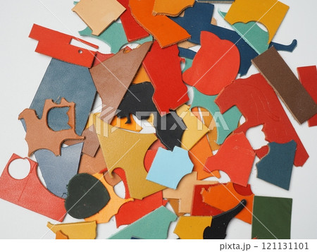 レザークラフトで使用したカラフルな革　ハギレ 121131101