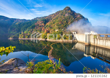 紅葉に包まれた龍ヶ鼻ダム 121131162