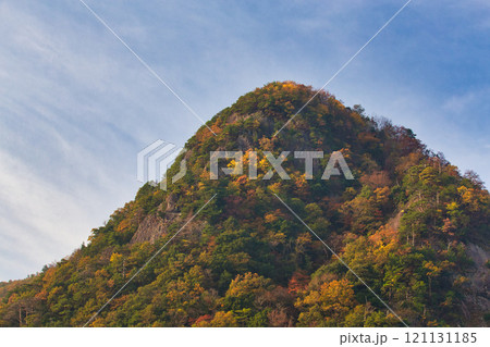 紅葉に包まれた龍ヶ鼻ダム 121131185