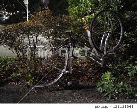東京都港区海岸にある盗まれて解体され放置されたと思われる自転車 121131641