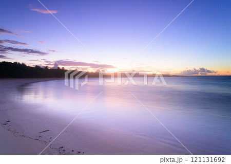 ビーチから見る日の出　渡口の浜 121131692