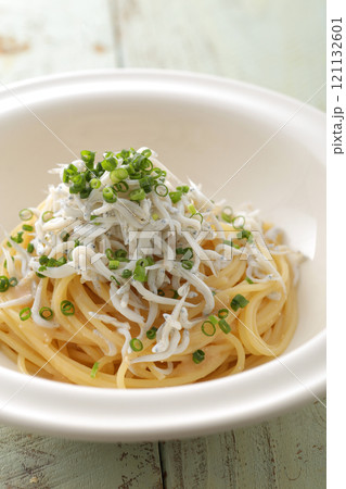色々なお料理にトッピングしたちりめんじゃこやしらす干し 色々なお料理にトッピングしたちりめんじゃこやしらす干し 121132601