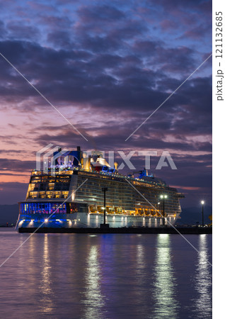 豪華客船が停泊する夕暮れの空 121132685