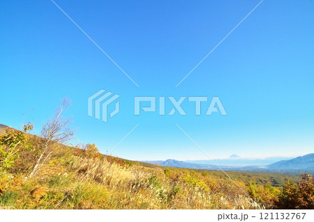 紅葉の登山道 121132767