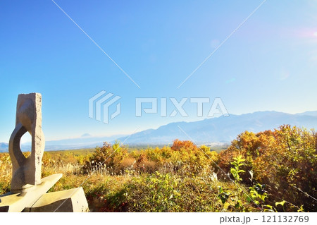 紅葉の登山道 121132769