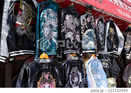 どぶ板通りの沢山のスカジャン どぶ板通りの沢山のスカジャン 121132859