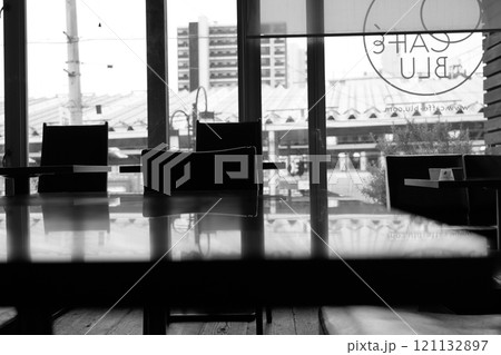 カフェの窓から見える風景 121132897