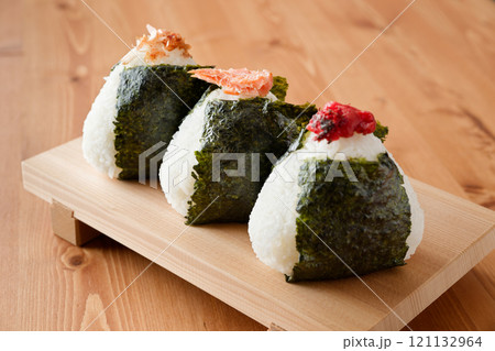 おにぎり(梅・鮭・おかか) 121132964