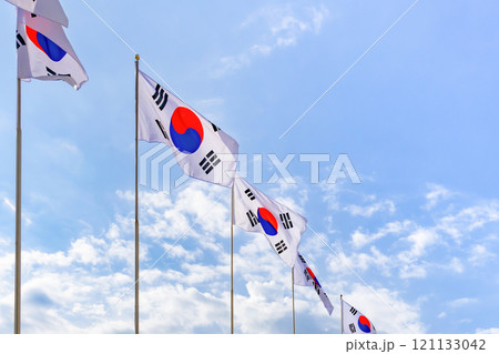 韓国ソウル市東大門 韓国国旗 韓国ソウル市東大門 韓国国旗 121133042