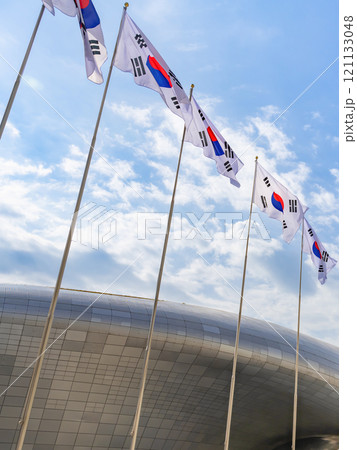 韓国ソウル市東大門　韓国国旗 121133048