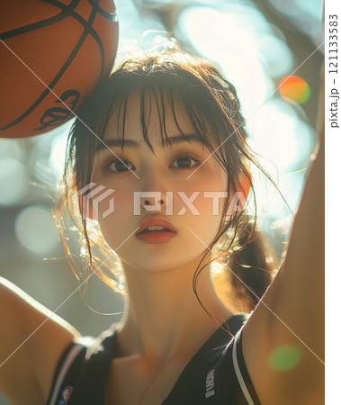 ボールを持つ女子バスケットボールのプレーヤー 121133583